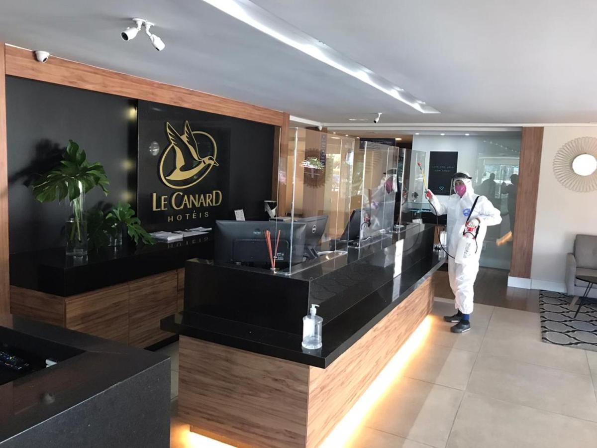 Le Canard Joinville Luaran gambar