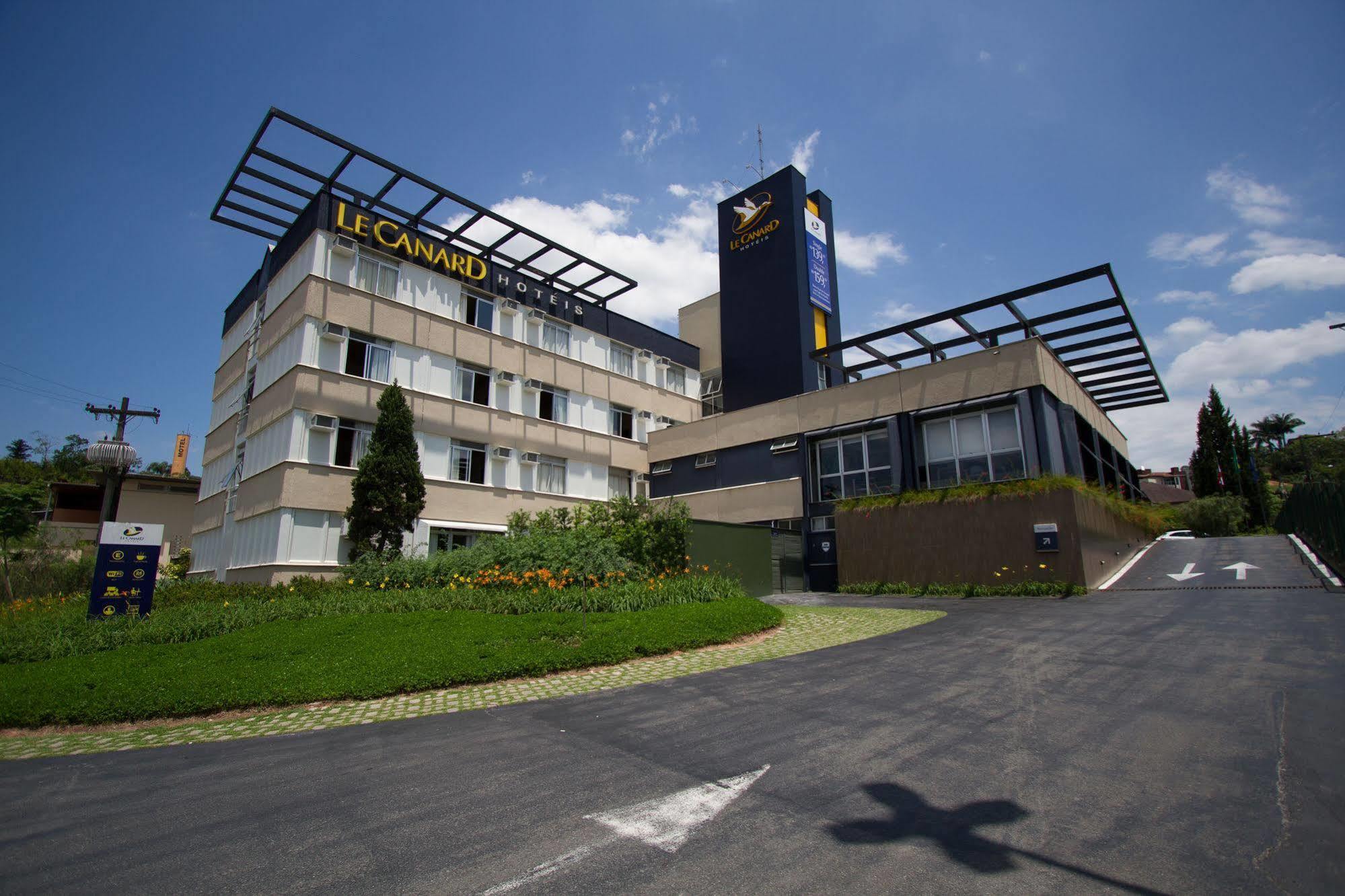 Le Canard Joinville Luaran gambar